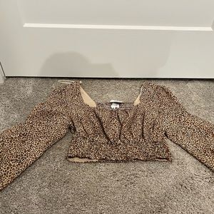 Long sleeved cropped cheetah print shirt